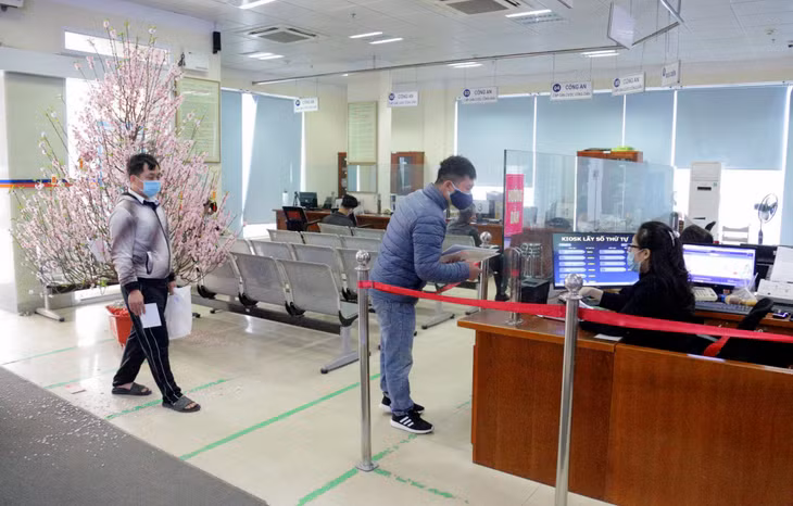 Tại Trung tâm Hành chính công TP Hạ Long, ngay từ 8h ngày 17/2, đã có rất đông người dân đến giải quyết TTHC.