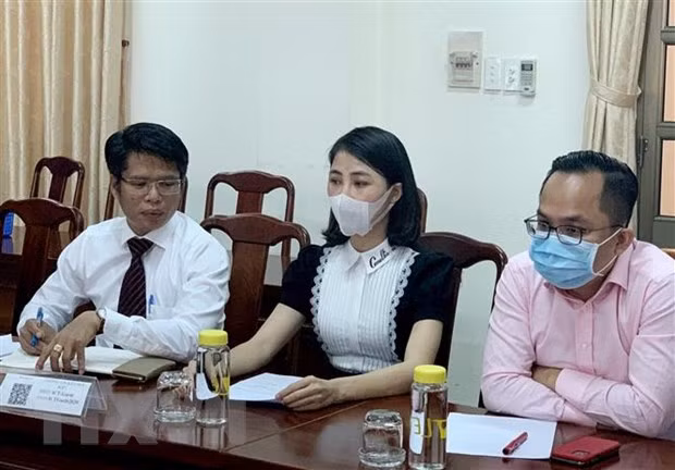 YouTuber Thơ Nguyễn (giữa) cùng luật sư tại buổi làm việc với cơ quan chức năng tỉnh Bình Dương. (Ảnh: TTXVN phát)