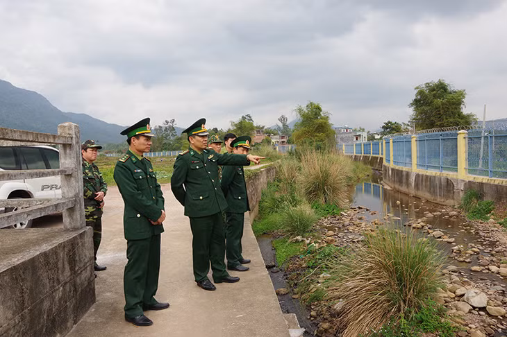 Đoàn công tác của Bộ Chỉ huy BĐBP tỉnh kiểm tra một khu vực đặt điểm chốt kiểm soát xuất nhập cảnh trên tuyến biên giới huyện Bình Liêu