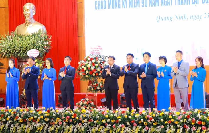 Đồng chí Nguyễn Xuân Ký, Ủy viên Trung ương Đảng, Bí thư Tỉnh ủy, Chủ tịch HĐND tỉnh tặng hoa chúc mừng BTV Tỉnh đoàn Quảng Ninh.