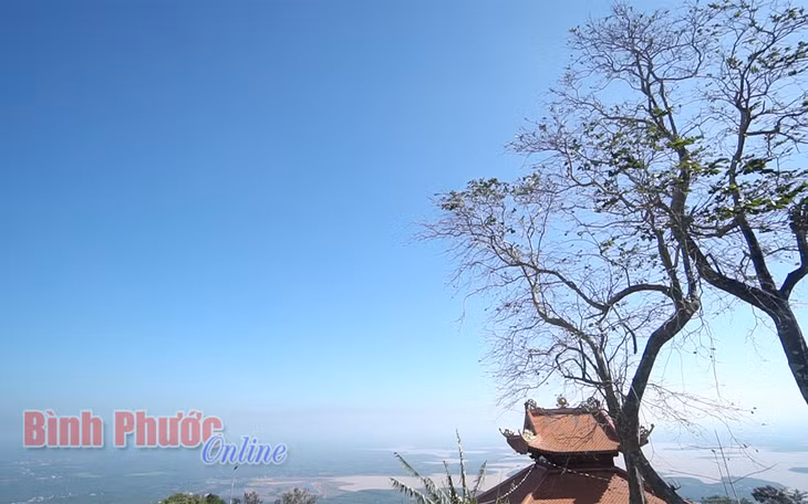 Từ trên đỉnh núi có thể nhìn thấy thị xã Phước Long được thu nhỏ trong tầm mắt