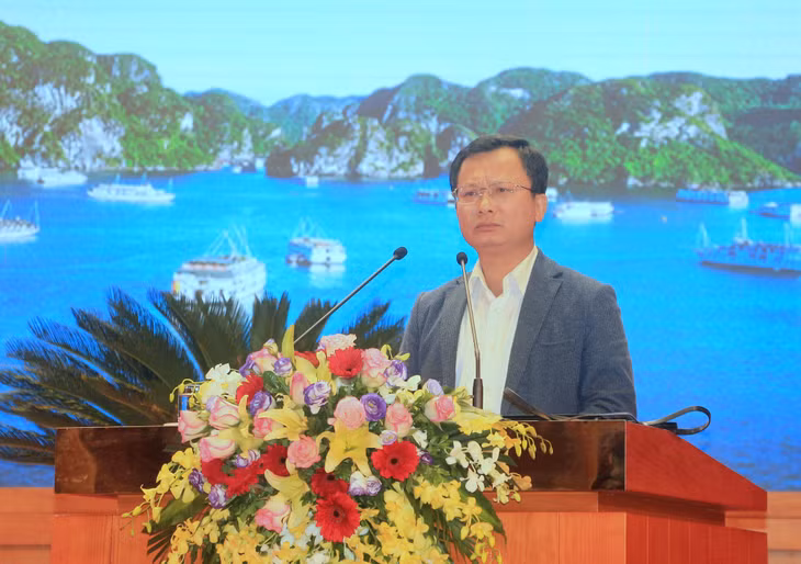 Đồng chí Cao Tường Huy, Phó Chủ tịch Thường trực UBND tỉnh, phát biểu tại Hội nghị.