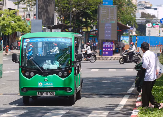 Buýt điện 12 chỗ chạy trên đường Hàm Nghi, quận 1. Ảnh: Gia Minh.