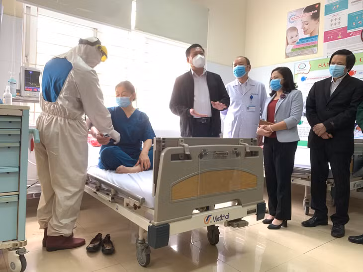Thứ trưởng Bộ Y tế Đỗ Xuân Tuyên yêu cầu phải theo dõi kỹ lưỡng các diễn biến sau tiêm. 