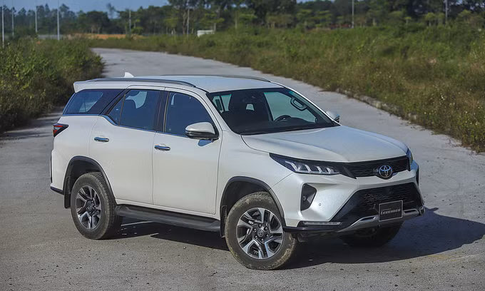 Fortuner thế hệ hiện hành (thế hệ thứ hai) lăn bánh tại Hà Nội. Ảnh: Lương Dũng