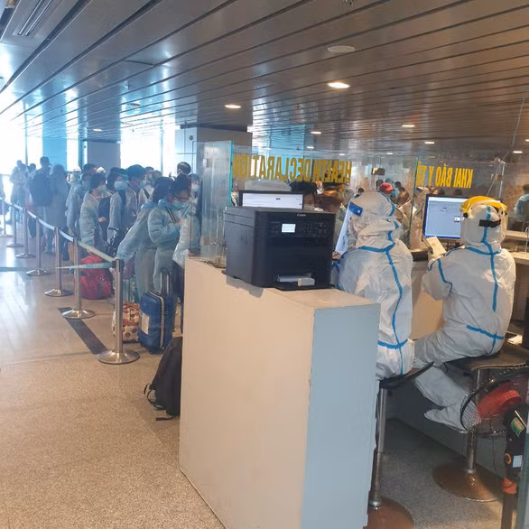  Hơn 200 hành khách là công dân Việt Nam hạ cánh an toàn xuống sân bay quốc tế Đà Nẵng chiều 25-3 - Ảnh: VNA