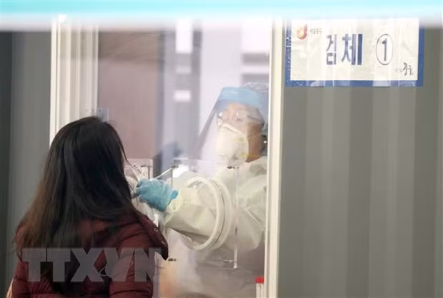 Một điểm xét nghiệm COVID-19 tại Seoul, Hàn Quốc. (Ảnh: YONHAP/TTXVN)
