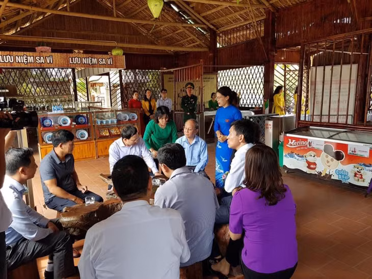 Giới thiệu Cụm Thông tin Cổ động biên giới Sa Vĩ cho đoàn các đồng chí lãnh đạo Đảng, Nhà nước.
