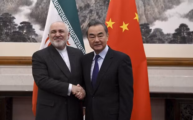  Ngoại trưởng Trung Quốc Vương Nghị (phải) và người đồng cấp Iran Mohammad Javad Zarif. (Nguồn: AP)