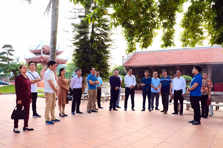 Bạn Bùi Hữu Đạt, tổ trưởng tổ 3, CLB Thuyết minh viên tuyến, điểm du lịch TP Móng Cái thuyết minh tại Di tích lịch sử Đền Xã Tắc.
