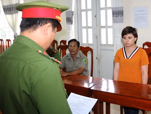 Đối tượng Trần Thị Bảo Trân tại cơ quan công an.
