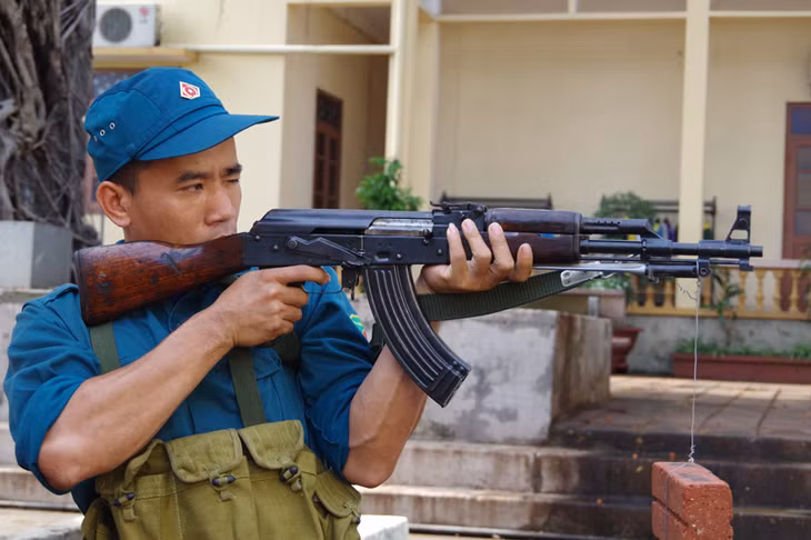 Chiến sĩ dân quân phường Cẩm Tây luyện tập bắn súng tiểu liên AK tham gia hội thao cấp thành phố.