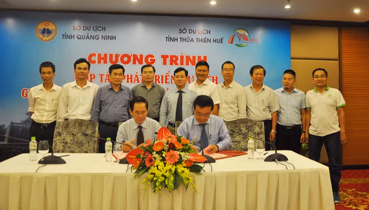 Đại diện lãnh đạo Hiệp hội Du lịch Quảng Ninh và Thừa Thiên Huế ký kết chương trình hợp tác phát triển du lịch