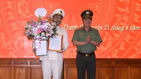 Thượng tướng Nguyễn Văn Thành trao quyết định và tặng hoa chúc mừng thiếu tướng Nguyễn Hải Trung. Ảnh Đ.Hợp