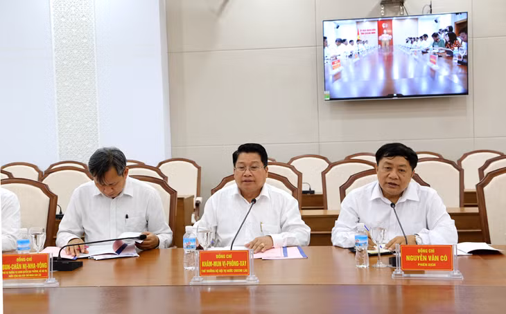 Đồng chí Khammoune Viphongxay, Thứ trưởng Bộ Nội vụ Lào phát biểu tại buổi làm việc.