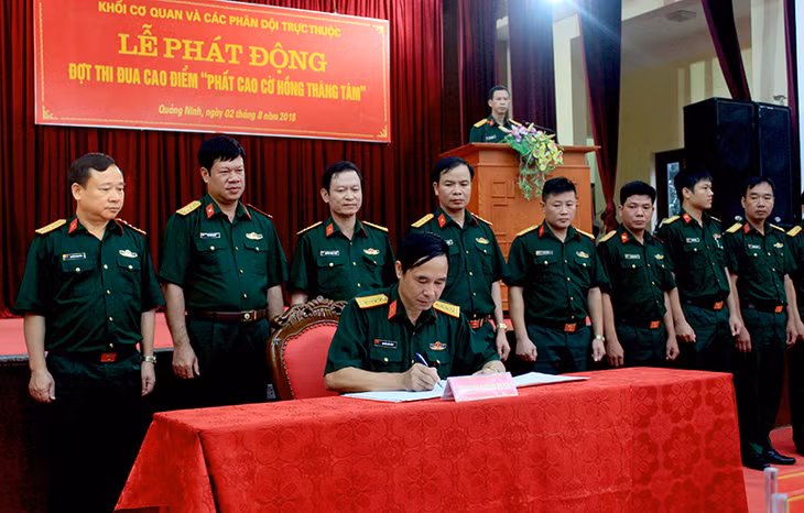 khối cơ quan và các phân đội trực thuộc Bộ CHQS tỉnh tổ chức lễ phát động đợt thi đua cao điểm chào mừng kỷ niệm 73 năm Cách mạng Tháng Tám, Quốc khánh 2/9 và Đại hội Thi đua Quyết thắng LLVT tỉnh giai đoạn 2013 – 2018, với chủ đề 