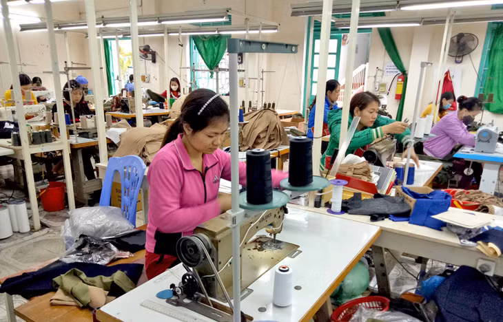 Người khuyết tật làm việc tại Công ty Cổ phần May và In 27/7 Quảng Ninh