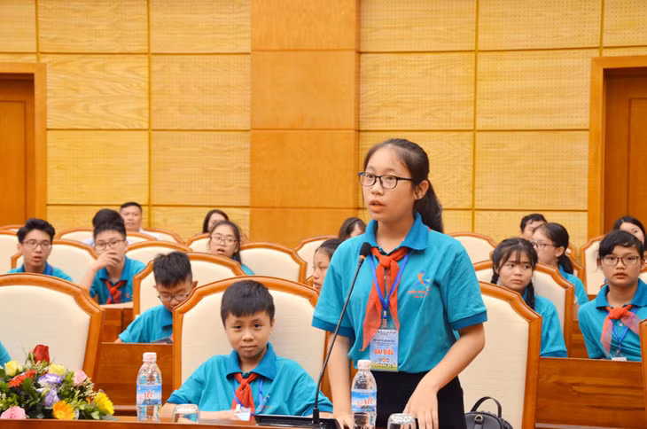 Trẻ em đặt câu hỏi cho lãnh đạo các sở, ngành tại diễn đàn trẻ em