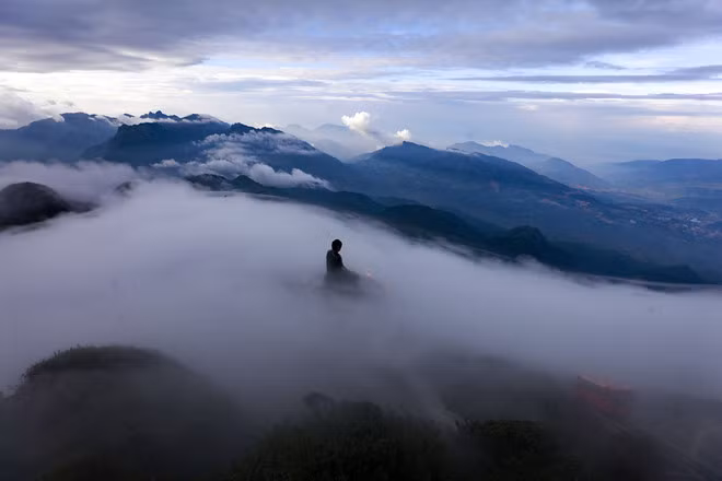 Tạm rời xa thung lũng Mường Hoa thơ mộng, một thế giới bồng bềnh cõi Phật đón chờ du khách trên đỉnh thiêng Fansipan. Mùa lúa xanh cũng là mùa du khách tìm về đỉnh thiêng để săn mây.
