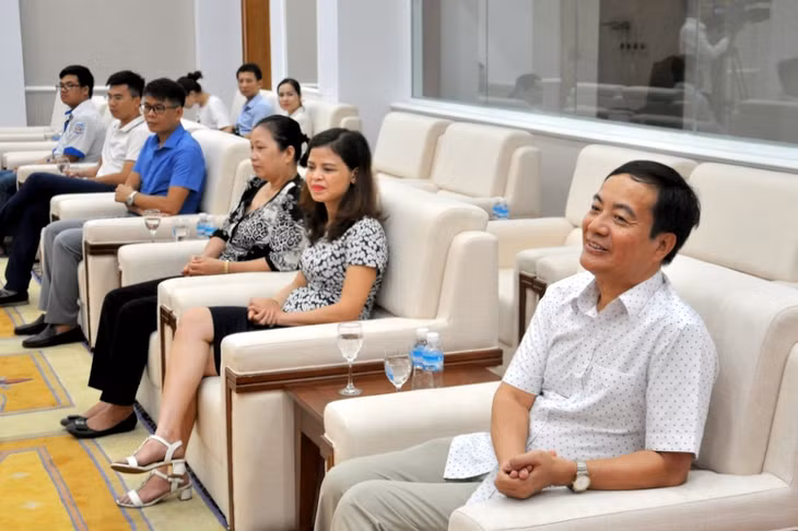 Các thầy cô giáo và phụ huynh em Nguyễn Hoàng Cường chia sẻ, trò chuyện tại buổi gặp mặt.