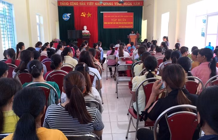 Tập huấn về chính sách pháp luật cho phụ nữ tại xã Quảng Đức, huyện Hải Hà.