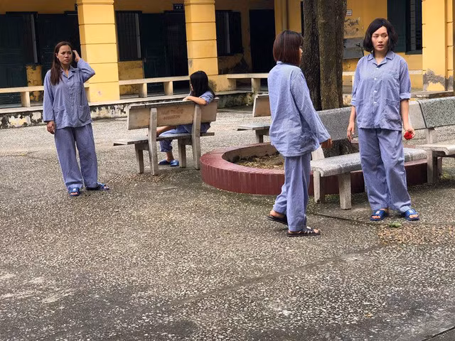Hình ảnh Diệu (Lan Phương) thất thểu trong bệnh viện tâm thần được Hồng Đăng chia sẻ.