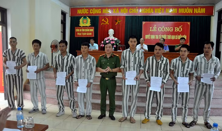Thượng tá Nguyễn Thuận, Phó Giám đốc Công an tỉnh trao quyết định cho 8 phạm nhân. 