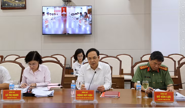 Đồng chí Đặng Huy Hậu, Phó Chủ tịch Thường trực UBND tỉnh, phát biểu tại buổi làm việc.