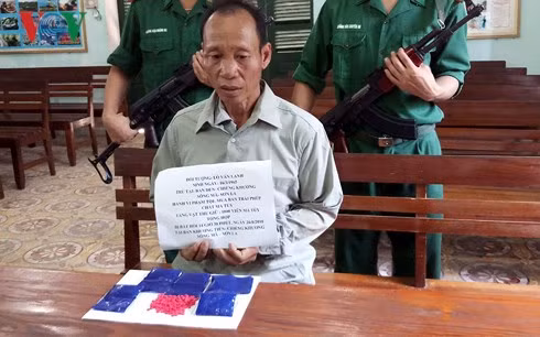 Đối tượng Lò Văn Lanh cùng tang vật.