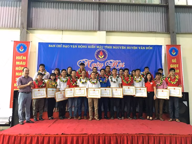 Các tập thể, cá nhân được UBND huyện khen thưởng vì đã có thành tích xuất sắc trong phong trào HMTN 2017 -2018