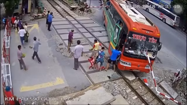 Hiện trường vụ tai nạn (ảnh cắt từ clip).