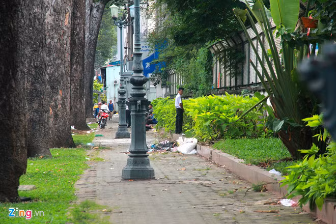 Tình trạng tiểu bậy nơi công cộng tại TP.HCM diễn ra phổ biến. Ảnh: Hải Long.