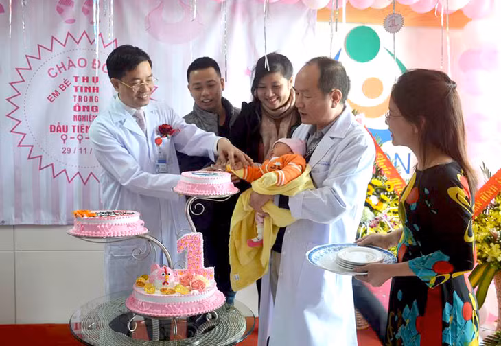 Bệnh viện Sản nhi tỉnh chúc mừng em bé đầu tiên chào đời nhờ phương pháp thụ tinh trong ống nghiệm. Ảnh: Nguyễn Hoa