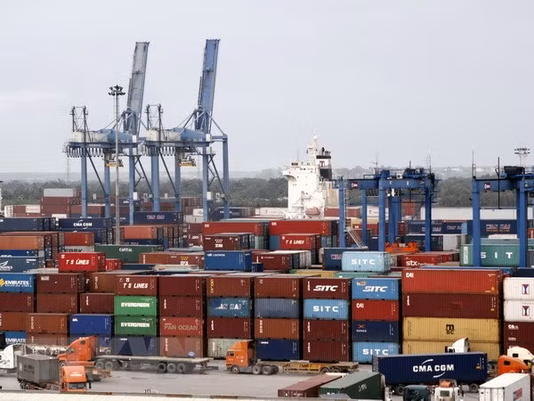 Các container phế liệu nằm rãi rác trong cảng Cát Lái. (Ảnh:Hoàng Hải/TTXVN)