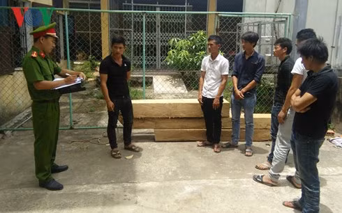 Các đối tượng tại cơ quan công an.
