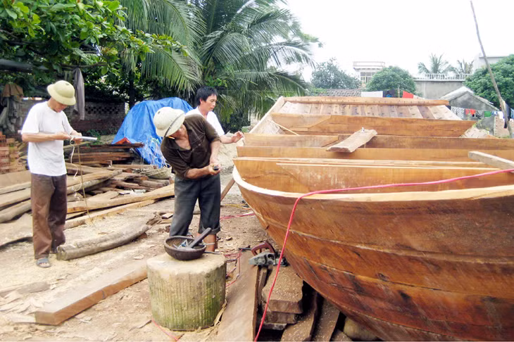 Lao động lớn tuổi làm việc tại Cơ sở sửa chữa tàu thuyền ở thôn Phúc Tiến, xã Tân lập, huyện Đầm Hà. Ảnh: Thu Nguyệt