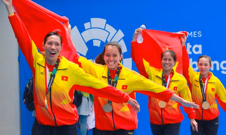 Rowing Việt Nàm mừng HC vàng lịch sử. Ảnh: Xuân Bình.