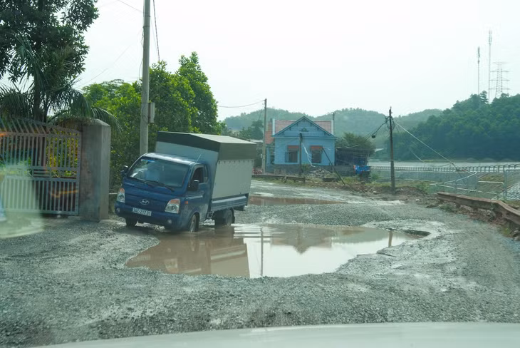 Mặt đường tỉnh 329 nhiều đoạn xuất hiện 