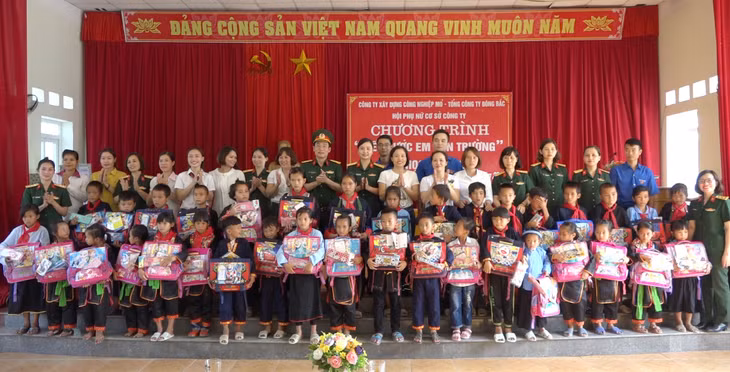 Những phần quà ý nghĩa sẽ giúp các em có thêm phương tiện, đồ dùng phục vụ học tập tốt hơn.
