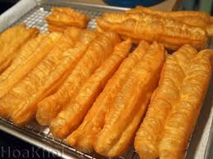 Người ta thường cho muối nhôm vào quẩy chiên để tạo độ giòn, xốp.