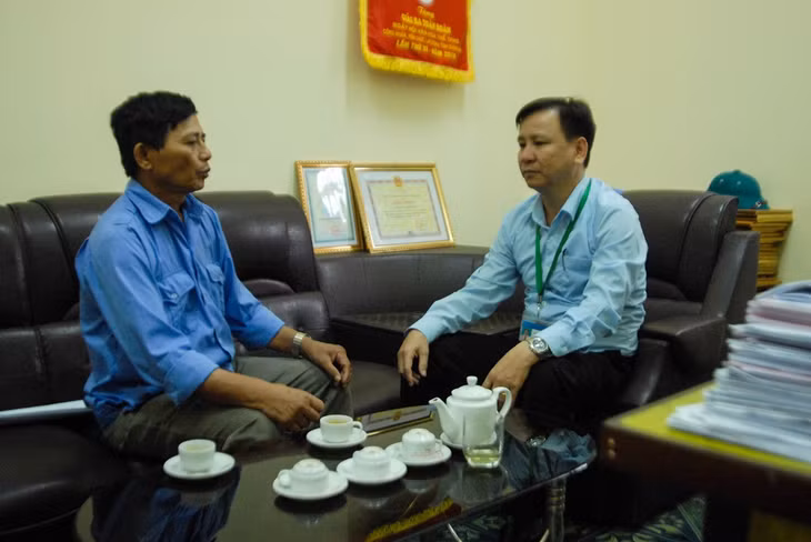 Cán bộ UBND phường Quang Trung, TP Uông Bí (bên phải) nắm tình hình khu phố 4 thông qua Bí thư chi bộ, khu trưởng kiêm tổ trưởng tổ hòa giải của khu.