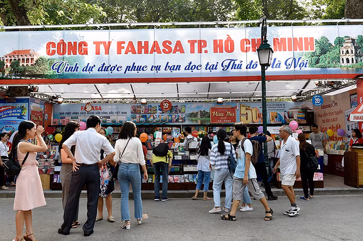 Năm nay Hội sách còn có thêm sự tham gia cả các đơn vị từ TPHCM, miền Trung góp phần làm đa dạng các gian hàng. Ảnh:VGP/Nhật Bắc.