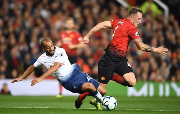  Phil Jones lại tiếp tục dính chấn thương.