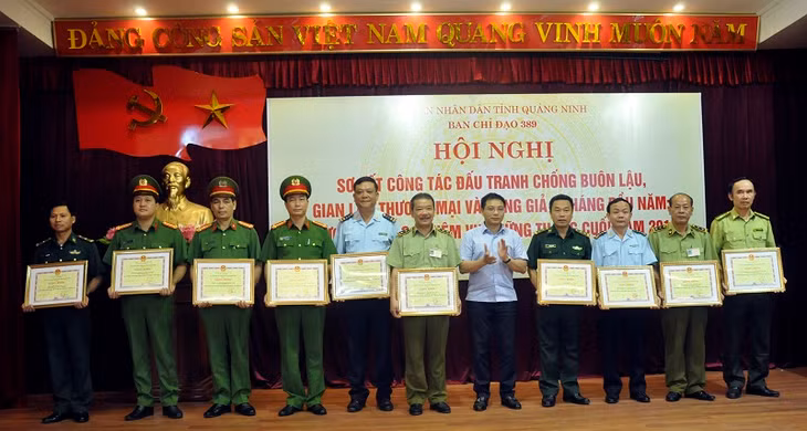 Đồng chí Nguyễn Văn Thắng, Ủy viên Dự khuyết BCH Trung ương Đảng, Phó Chủ tịch UBND tỉnh, Trưởng BCĐ 389 tỉnh tặng bằng khen của UBND tỉnh cho 10 tập thể.
