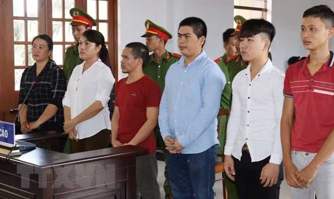 Các bị cáo tham gia vụ gây rối trật tự công cộng bị đưa ra xét xử. (Ảnh: Nguyễn Thành/TTXVN)