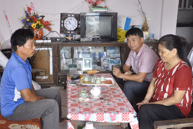 Trưởng thôn Đầm Buôn (xã Đầm Hà, huyện Đầm Hà) Đinh Xuân Toàn ( ngồi phía trong cùng) đến các hộ dân trong thôn tuyên truyền vận động tham gia chương trình xây dựng nông thôn mới