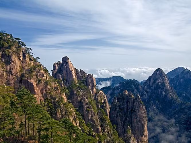 úi Hoàng Sơn, tỉnh An Huy, Trung Quốc. Tháng 9 là một tháng đặc biệt lôi cuốn đến thăm Hoàng Sơn, khi những chiếc lá mùa thu bắt đầu chuyển sang màu vàng và đỏ và người dân địa phương chuẩn bị cho Lễ hội Trung thu hàng năm.