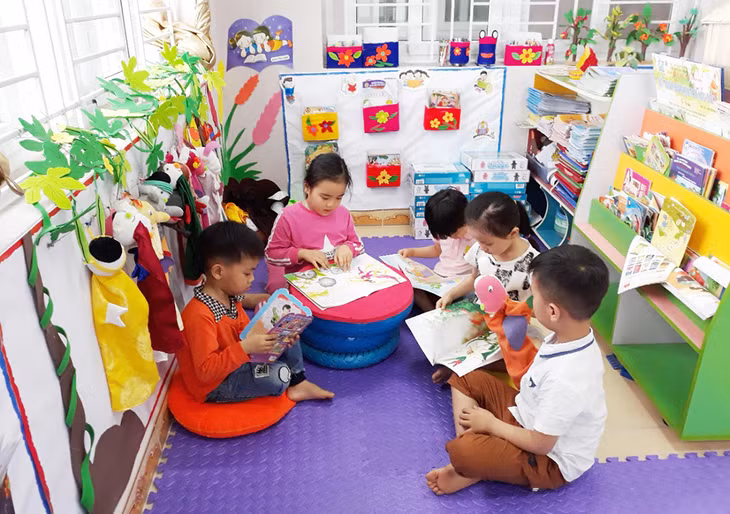 Trẻ mầm non 5 tuổi Trường Mầm non thị trấn Trới đọc sách.
