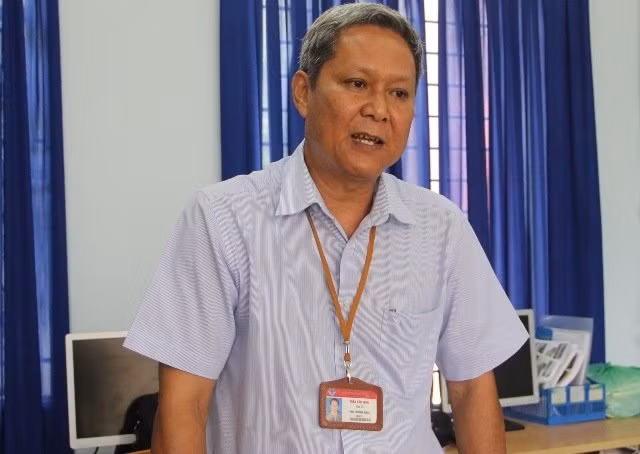 Hiệu trưởng Trường THPT Thực hành Sư phạm Trần Văn Minh trả lời báo chí.