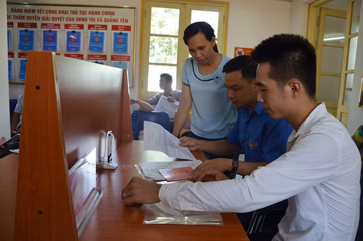 Lực lượng ĐVTN hỗ trợ người dân kê khai TTHC tại Trung tâm HCC TX Quảng Yên
